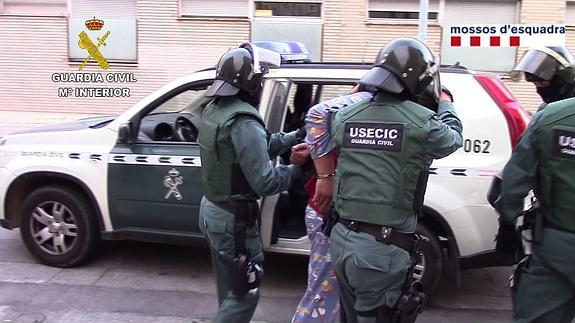 La Guardia Civil detiene a tres personas  como supuestos autores del robo en una  empresa de Las Pedroñeras