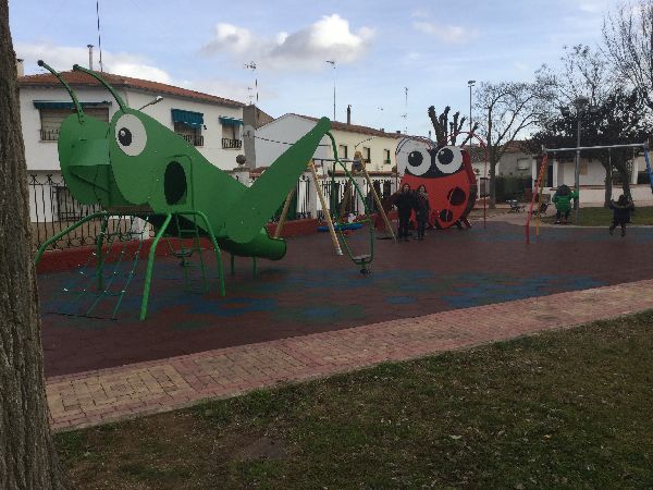 San Clemente estrena el mobiliario infantil de varios parques en un plan que abarcará a más zonas verdes