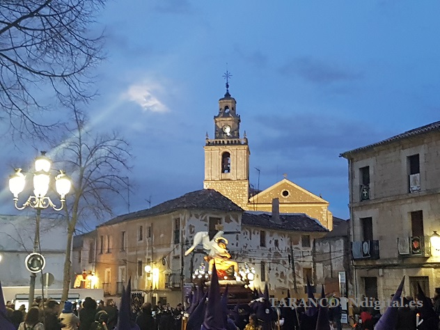 La lluvia provoca el regreso precipitado de la procesión del Santo Entierro en Tarancón a la Parroquia