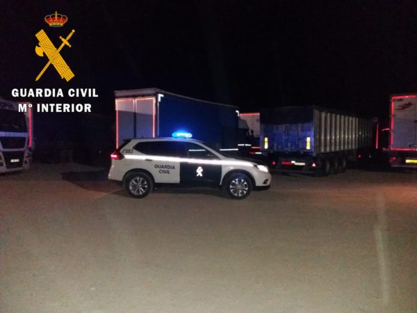 La Guardia Civil y la Policía Nacional  detienen a seis personas involucradas en el robo de dos camiones cargados con 100.000 euros de mercancía