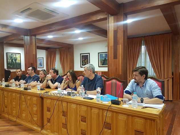 VOX TARANCON pide en una moción del pleno retirar la bandera LGTBI del balcón del ayuntamiento.