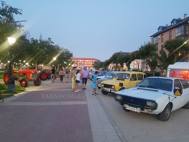 Casi medio centenar de vehículos clásicos se han dado cita en Tarancón en la I Exposición celebrada en el Parque Ferial