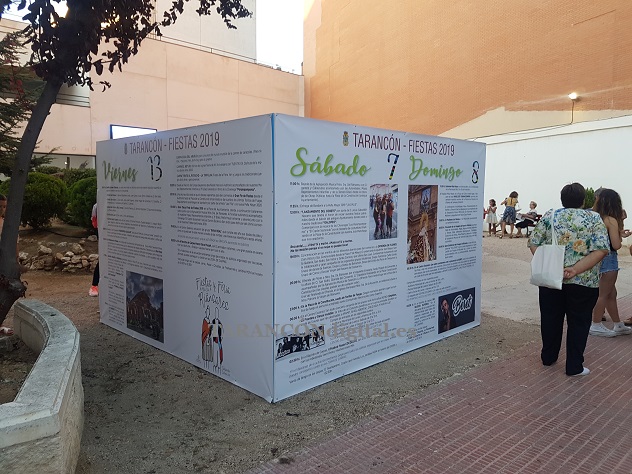 El programa festivo de Tarancón luce ya en los paneles a la entrada del Auditorio Municipal