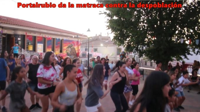 Los vecinos de Portalrubio de Guadamejud retan a los de otros pueblos a imitarles dando “la matraca” contra la despoblación