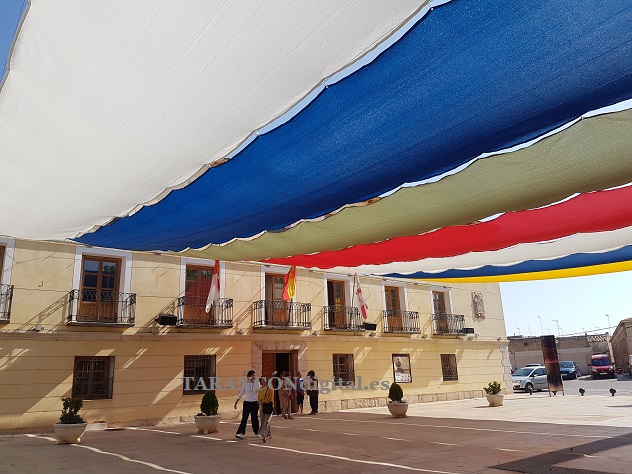 Ya se ha colocado el nuevo sistema de sombra para el mañaneo en la Plaza del Ayuntamiento con los colores de la falda de Taranconera