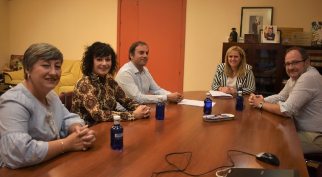 El Gobierno regional y la Asociación Cultural de Huete coinciden en el papel del tejido asociativo para dinamizar la sociedad optense