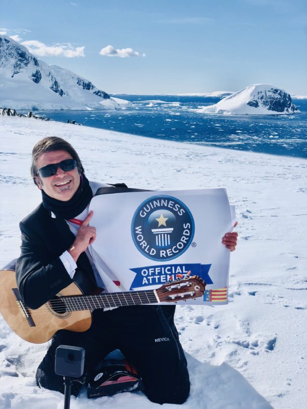 Guitarrista español procedente de Torrejoncillo del Rey consigue Guinness World Record por ser el primero en el mundo en tocar en todos los continentes, incluido la Antártida