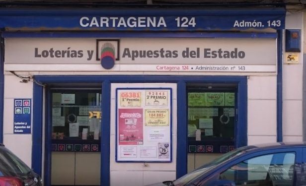 La Administración de Loteria nº 143 de Madrid regentada por una familia de Tarancón ha vendido una serie del Tercer Premio