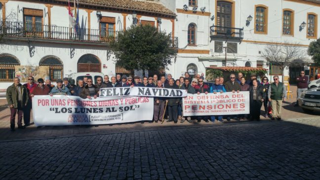 La Plataforma de Tarancón y Comarca en defensa del sistema público de pensiones se ha sumado hoy a la concentración «lunes al sol» de Santa Cruz de la Zarza
