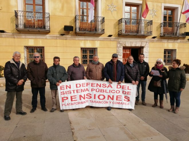 Un viernes más la Plataforma en defensa del sistema público de pensiones se concentra a las puertas del Ayuntamiento en el XIX «Viernes al Sol»
