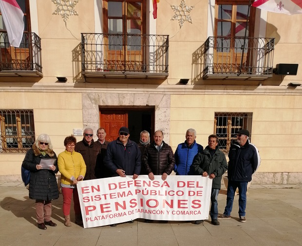 La Plataforma en defensa del sistema público de pensiones se ha concentrado hoy a las puertas del Ayuntamiento de Tarancón en el décimo octavo viernes al sol