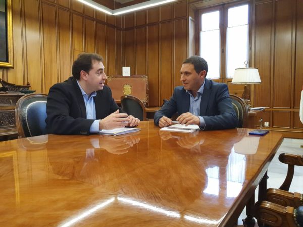 Reunión del alcalde de Huete con el presidente de la Diputación de Cuenca
