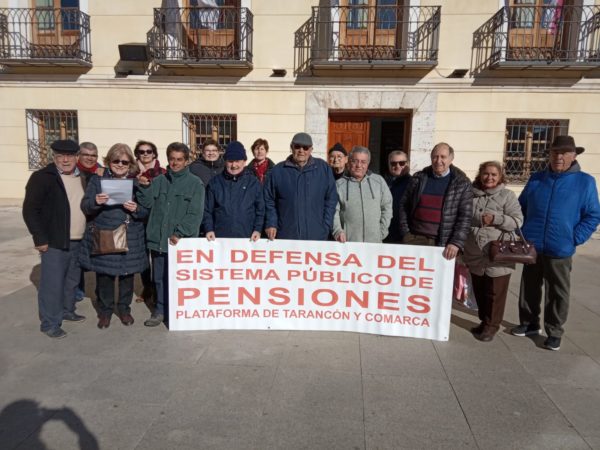 La Plataforma de Tarancón y Comarca en defensa del sistema público de pensiones se concentra en el vigésimo segundo «Viernes al Sol» a las puertas del Ayuntamiento