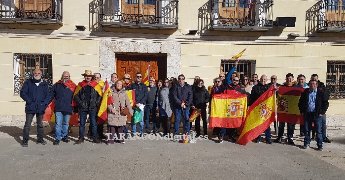 Concentración esta mañana a las puertas del Ayuntamiento de Tarancón de la Plataforma España Existe y Vox