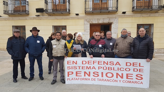 La Plataforma de Tarancón y Comarca en defensa del sistema público de pensiones se concentra un viernes más a las puertas del Ayuntamiento