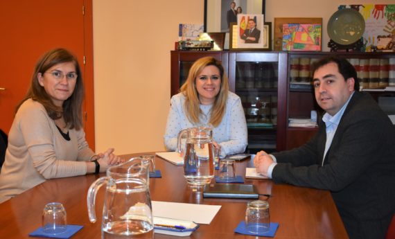 El Gobierno regional y el Ayuntamiento de Huete mantienen una reunión para abordar las necesidades y demandas del municipio