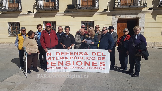 La Plataforma de Tarancón y Comarca en defensa del Sistema Público de la Seguridad Social se concentraba en el vigésimo octavo «Viernes al Sol»