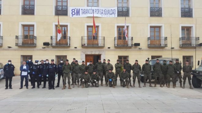 El Salón de Plenos del Ayuntamiento de Tarancón se ha convertido hoy en un comedor improvisado para atender a la Brigada paracaidista llegada a la ciudad