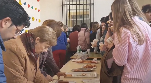 El IES La Hontanilla de Tarancón ha celebrado esta mañana su tradicional «chocolatada solidaria» a favor de Manos Unidas