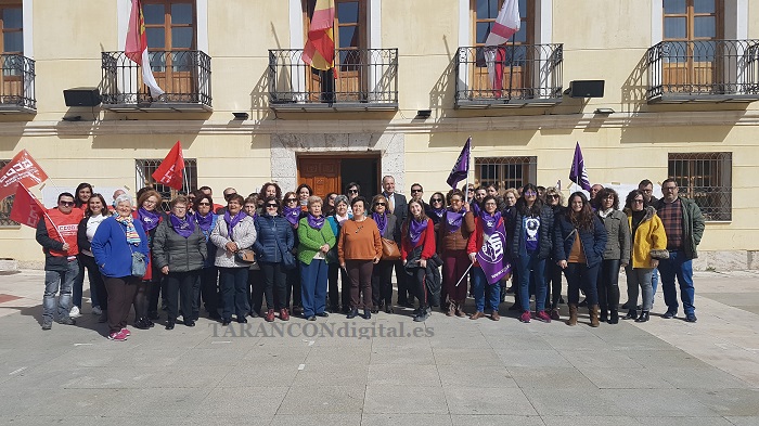 Un nutrido grupo de personas se ha concentrado a las Puertas del Ayuntamiento de Tarancón para participar en la lectura del manifiesto institucional del Día Internacional de la Mujer