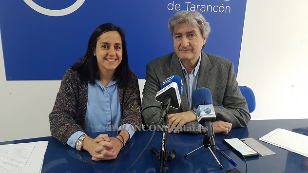 José M. Salas y María Roldán del PP ofrecen una rueda de prensa en Tarancón para comentar temas regionales y locales