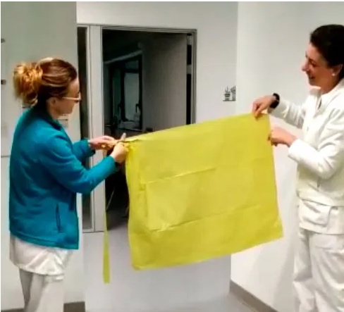 Confección solidaria en Huete de delantales y manguitos para el Hospital de Cuenca