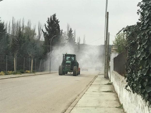 Trabajos de desinfección de calles y espacios de Huete y pedanías