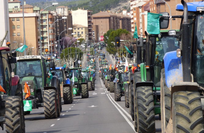 Unos 200 tractores y cientos de agricultores  llenan el centro de Cuenca de  reivindicaciones en favor de la agricultura y la ganadería