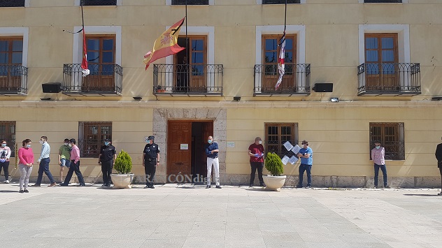 Minuto de silencio en Tarancón por las víctimas del Covid-19, las banderas del edificio consistorial ondean a media asta y con crespón negro como señal de luto oficial