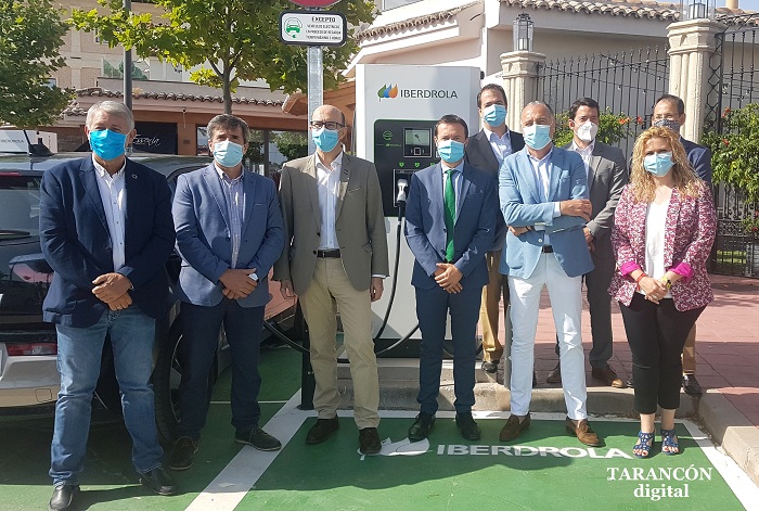 El consejero de desarrollo sostenible Jose Luis Escudero ha inaugurado en Tarancón un nuevo punto de recarga para vehículos eléctricos