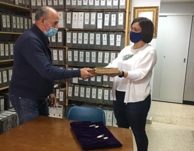 El archivero Municipal Jesús Garrido, entrega a la Hermandad de San Isidro, el libro digitalizado sobre la misma, desde su constitución, que la misma delegó en Jesús Garrido para su conservación.