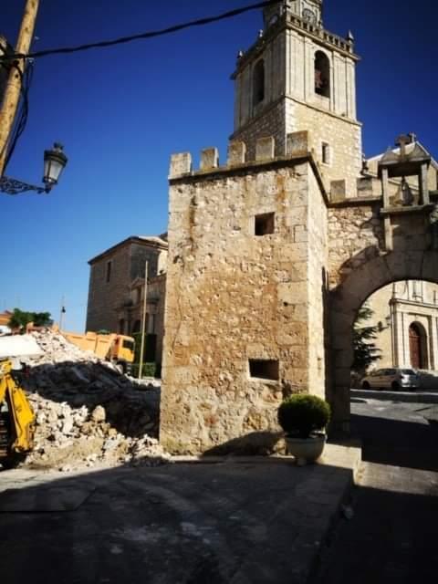 Alegría y preocupación por las obras de los nuevos salones parroquiales, Nuestra Sra de la Asunción junto al histórico Arco de la Malena