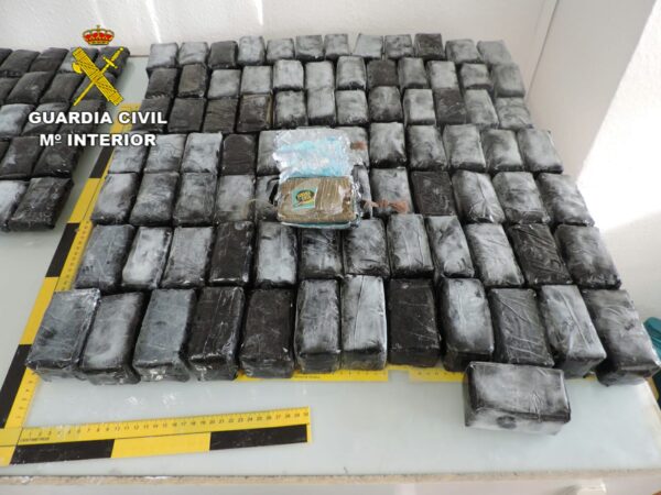 La Guardia Civil detiene a 5 personas e investiga a otras 6 más por tráfico de hachís en la A-4