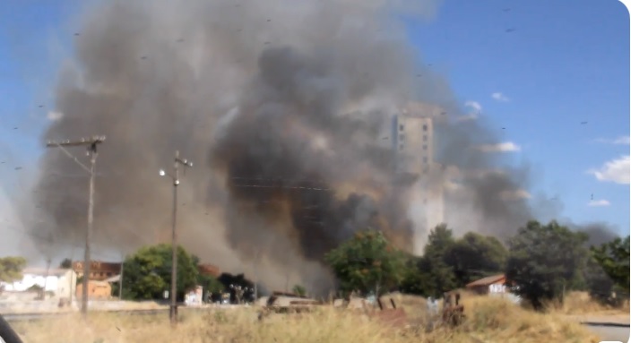Incendio en un descampado de la Avda. Adolfo Suárez de Tarancón junto a las vías del tren
