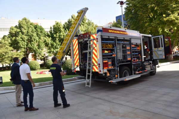 La Diputación de Cuenca presenta el nuevo camión de bomberos que ha supuesto una inversión de 610.000 euros