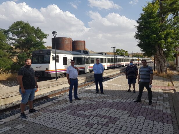 La línea del tren convencional es roja