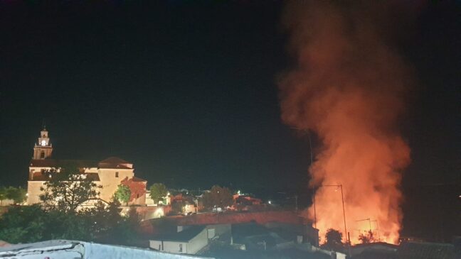 Incendio en un rastrojo cercano a la Calle Linde la fuente en Tarancón