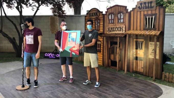 La Asociación Barrios de Luna, organizadora del festival Caño On, entrega la recaudación de la subasta de la obra de Diego García “Checa”, a la asociación socio Sanitaria Afamit en el transcurso del segundo concierto de la adaptada edición del festival de música y cultura alternativa.