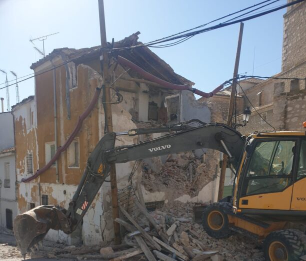 Derribo controlado de una de las viviendas antiguas de Tarancón situada junto al Arco de la Malena