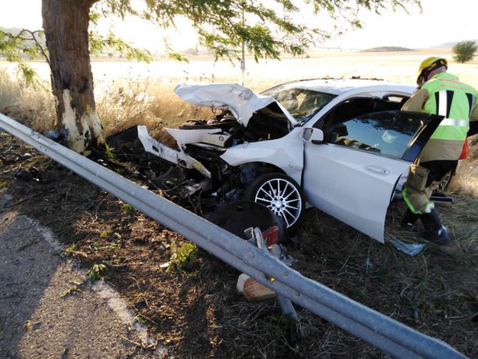 Una joven de 28 años resulta herida de gravedad en Tarancón tras chocar el vehículo que conducía contra un árbol en la carretera de la ermita