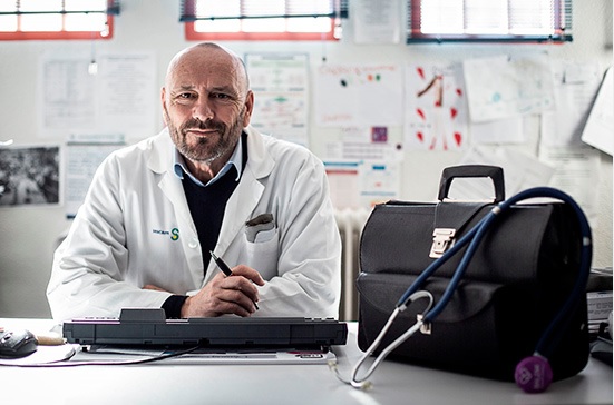 La Fundación de Estudios Rurales premia al doctor González Cabrera por su defensa de la sanidad pública rural