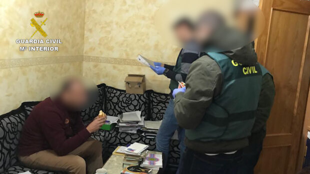 La Guardia Civil ha investigado a tres personas responsables de un partido político por falsificación de documentación y usurpación del estado civil