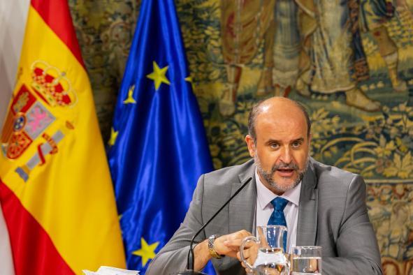 Castilla-La Mancha y Correos rubrican un convenio marco para implementar servicios en el medio rural