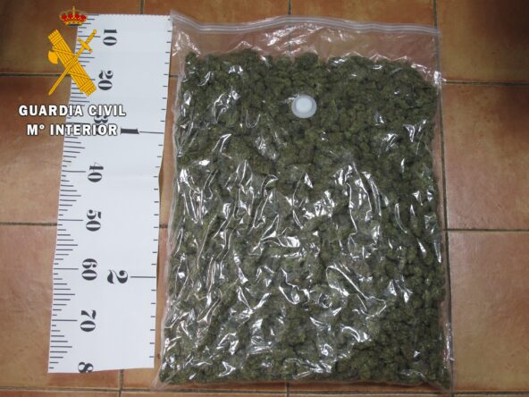 La Guardia Civil ha detenido a un hombre cuando transportaba 6.605 gramos de marihuana seca y envasada