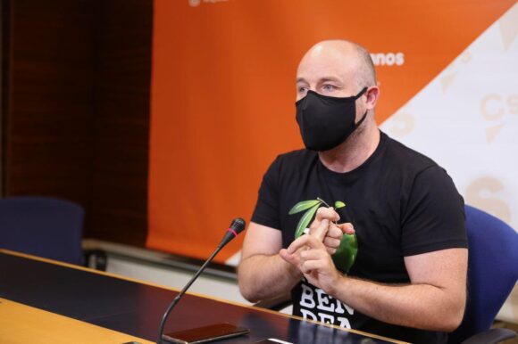 Cs claramente enfadado ante la inacción de la Junta frente a la crisis sanitaria, educativa y económica imperante en la región
