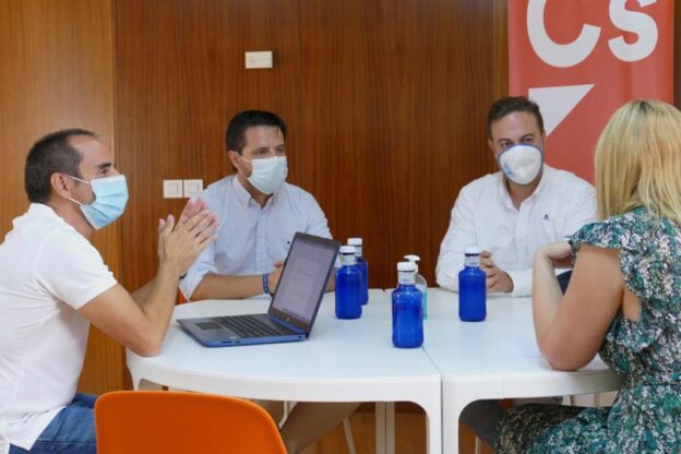 Picazo (Cs) se reúne con ANPE ante el inminente inicio del curso escolar: “No es un problema de competencias, sino de incompetencia”
