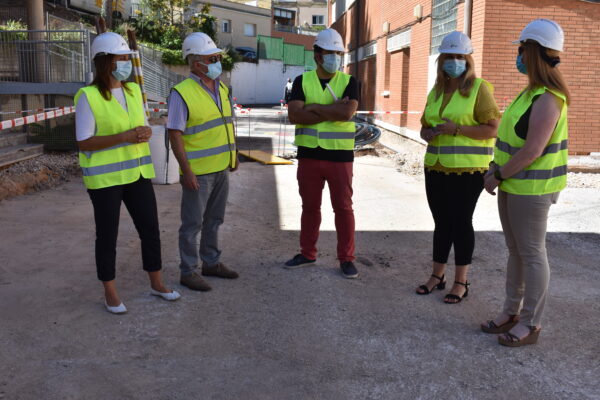 Se acometen obras de acondicionamiento en el patio del colegio Santa Teresa de Cuenca para adaptarlo a la nueva realidad tras la Covid