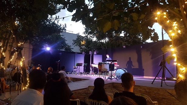 El joven músico taranconero Pablo Navarro ofreció este sábado un concierto en Casa Parada a beneficio de Ademtac