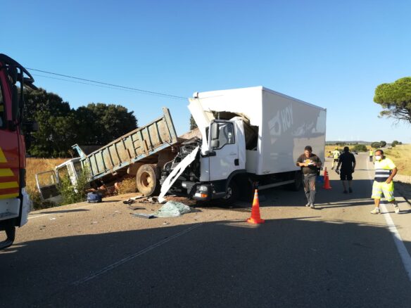 Colisión entre dos camiones en la CM-2202 carretera que une Motilla del Palancar con Campillo de Altobuey