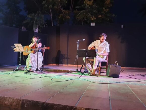 Lara y Rafa, del Grupo Zarandea, deleitaron al publico  con su concierto dedicado “a mujeres apasionadas por la música” en Casa Parada, de la mano del Centro de la Mujer de Tarancón.